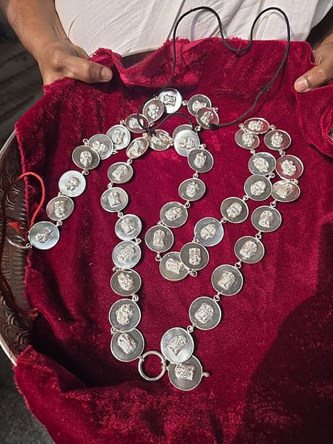 நன்கொடையாக வழங்கப்பட்ட வெள்ளி நாணய நெக்லஸ்.