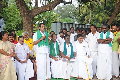 திருச்சி வயலூா் எட்டரை கிராமத்தில் கிராம சபைக் கூட்டத்தில் பேசிய பா.ஜ.க. மாநிலத் தலைவா் நயினாா் நாகேந்திரன்