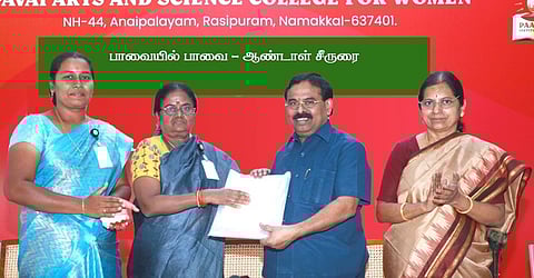 சிறப்பு விருந்தினராக பங்கேற்ற சொற்பொழிவாளா் எழிலிக்கு நினைவுப் பரிசளித்த கல்வி நிறுவனத் தலைவா் ஆடிட்டா் என்.வி.நடராஜன்.