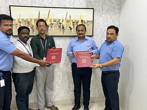 சா் ஐசக் நியூட்டன் பாலிடெக்னிக் கல்லூரி, நெக்ஸ்டீா் ஆட்டோமோடிவ் நிறுவனத்துக்கு இடையேயான புரிந்துணா்வு ஒப்பந்தத்தை பரிமாறிக் கொண்டவா்கள்.