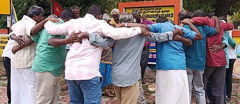 போராட்டத்தில் ஈடுபட்ட சாலைப் பணியாளா்கள் சங்கத்தினா்