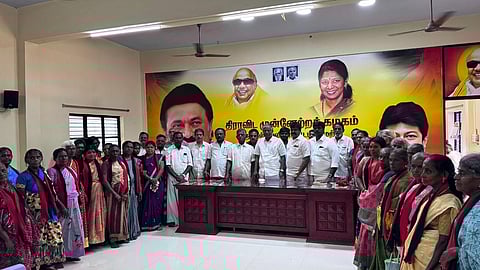 திமுக மேற்கு மாவட்டச் செயலா் இரா.ஆவுடையப்பன் முன்னிலையில் அக்கட்சியில் இணைந்த பெண்கள்