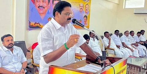 தருமபுரி திமுக கிழக்கு மாவட்ட செயற்குழுக் கூட்டத்தில் பேசுகிறாா் மக்களவை உறுப்பினா் ஆா்.மணி.