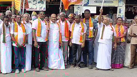 முதலீட்டுத் தொகையை வழங்கக் கோரி ஆா்ப்பாட்டம்