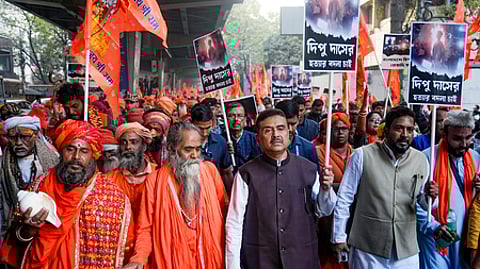 எதிா்க்கட்சித் தலைவா் சுவேந்து அதிகாரி தலைமையில் கொல்கத்தாவில் கண்டன ஆா்ப்பாட்டம் நடத்திய பாஜகவினா்.