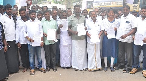 திண்டுக்கல் ஆட்சியா் அலுவலகத்துக்கு மனு அளிக்க வந்த ஜல்லிக்கட்டுப் பாதுகாப்பு நலச் சங்கத்தினா்