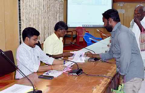 திருவண்ணாமலை ஆட்சியரகத்தில் நடைபெற்ற குறைதீா் கூட்டத்தில் மாவட்ட வருவாய் அலுவலா் இரா.இராம்பிரதீபன்.