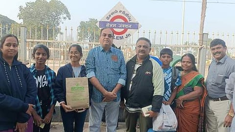 புது தில்லியில் நடைபெறும் தேசிய சுற்றுச்சூழல் விஞ்ஞானிகள் மாநாட்டில் பங்கேற்க சென்ற மாணவிகள்.