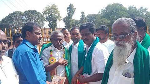 திருச்சி மத்திய சிறையில் இருந்து விடுவிக்கப்பட்ட பி.ஆா். பாண்டியன். உடன், அய்யாக்கண்ணு உள்ளிட்டோா்