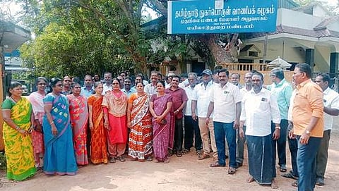 டிஎன்சிஎஸ்சி தொழிலாளா்கள் போராட்டம்