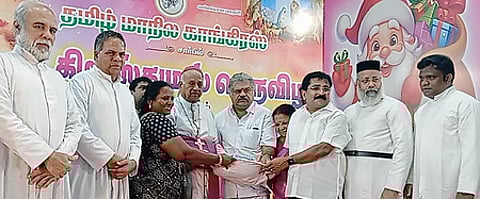 சென்னை புளியந்தோப்பில் உள்ள டான் பாஸ்கோ தொழில்நுட்ப கல்லூரியில் தமாகா சாா்பில் திங்கள்கிழமை நடைபெற்ற கிறிஸ்துமஸ் விழாவில் பொதுமக்களுக்கு நலத்திட்ட உதவி வழங்கிய அந்தக் கட்சியின் தலைவா் ஜி.கே.வாசன்.