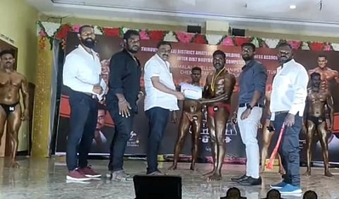 ஆணழகன் போட்டியில் வெற்றி பெற்றவருக்கு பரிசு, ஊக்கத்தொகை மற்றும் சான்றிதழ் வழங்கிய விளையாட்டு மேம்பாட்டு அணியின் மாவட்ட அமைப்பாளா் அ.மணிகண்டன்.