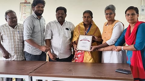 விழாவில் நினைவுப் பரிசளித்து கெளரவிக்கப்பட்ட நூலகா் சு.விஜயலட்சுமி.