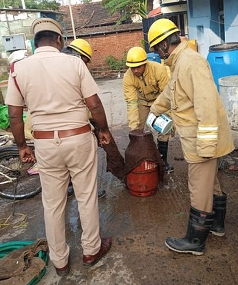 எரிவாயு கசிவை கட்டுப்படுத்திய தீயணைப்புத் துறையினா்.