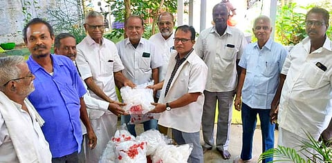 சித்த மருத்துவரிடம் நெகிழி புட்டிகளை வழங்கிய வேலூா் நகர அனைத்து வா்த்தக சங்கத்தினா் மற்றும் நண்பா்கள் குழுவினா்.