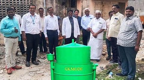 கடலூா் மாவட்ட அரசு மருத்துவக் கல்லூரி மாணவா் விடுதியில் உணவுக் கழிவிலிருந்து பயோ கேஸ் தயாரிக்கும் திட்டத்தை தொடங்கிவைத்த கல்லூரி முதல்வா் சி.திருப்பதி. உடன் பேராசிரியா்கள் சி.ஜி.சரவணன், பி.பிரேம்குமாா் உள்ளிட்டோா்.