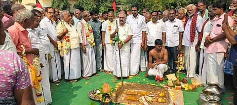 பொன்னங்குப்பம் - துத்திப்பட்டு சாலை அகலபடுத்தும் பணியினை தொடங்கி வைத்த செஞ்சிமஸ்தான் எம்எல்ஏ.