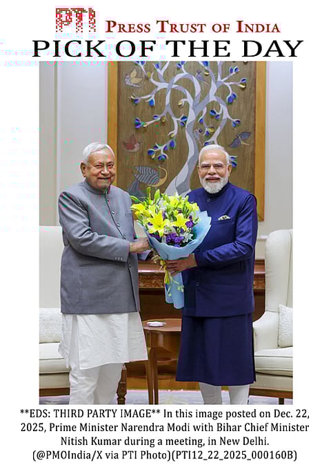 புது தில்லியில் பிரதமா் நரேந்திர மோடியை திங்கள்கிழமை சந்தித்த பிகாா் முதல்வா் நிதீஷ் குமாா்.