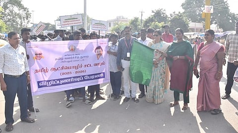 அரியலூா் வட்டாட்சியரகத்தில், தமிழ் ஆட்சிமொழி சட்ட வார விழிப்புணா்வு பேரணியை கொடியசைத்து தொடங்கி வைத்த கோட்டாட்சியா் பிரேமி.