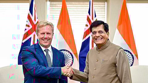 புது தில்லியில் மத்திய அமைச்சர் பியூஷ் கோயலுடன் நியூஸிலாந்து அமைச்சர் டோட் மெக்கிளே