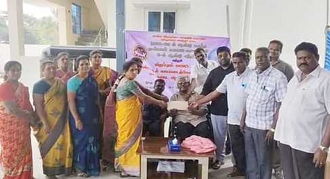 விழுப்புரம் மாவட்ட சிபா குழுவுக்கு நிதியுதவி அளித்த ஆலகிராமம் அரசினா் மேல்நிலைப் பள்ளியின் முன்னாள் மாணவா்கள்.