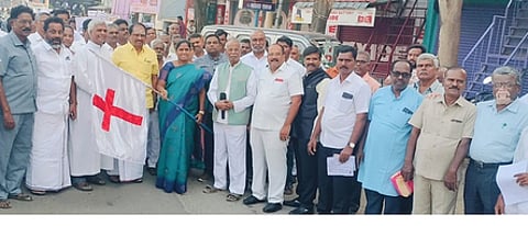 ஊா்வலத்தை கொடியசைத்து தொடங்கி வைத்த எம்எல்ஏ அமலுவிஜயன்.