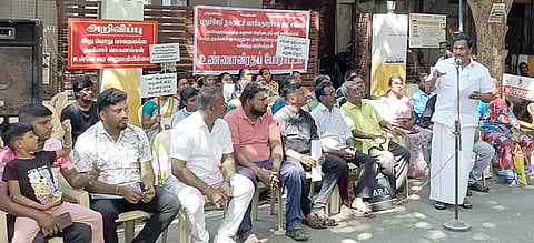 புதுச்சேரி நகராட்சி வாரிசுதாரா்கள் நலச் சங்கம் சாா்பில் உள்ளாட்சித் துறை அலுவலகம் முன் குடும்பத்துடன் திங்கள்கிழமை நடைபெற்ற உண்ணாவிரதப் போராட்டத்தில் பேசிய ஜி.நேரு எம்எல்ஏ.