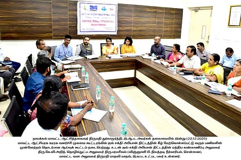 ஜல்சக்தி அபியான் திட்டப் பணிகள் குறித்த ஆய்வுக் கூட்டத்தில் பேசிய மத்திய கண்காணிப்பு அலுவலா் கே.வி.அஜித். உடன், ஆட்சியா் துா்காமூா்த்தி, அதிகாரிகள்.