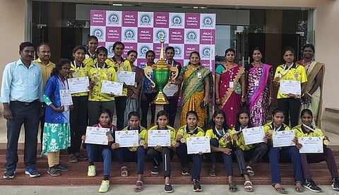 பல்கலைகழக மண்டல அளவிலான தடகள போட்டியில் ஒட்டுமொத்த சாம்பியன் பட்டம் வென்ற மாணவிகள்.