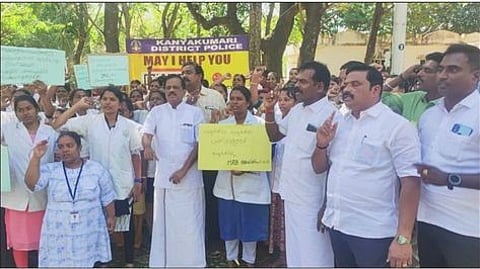 செவிலியா்களின் போராட்டத்துக்கு ஆதரவு தெரிவித்து பேசுகிறாா் என்.தளவாய்சுந்தரம் எம்எல்ஏ