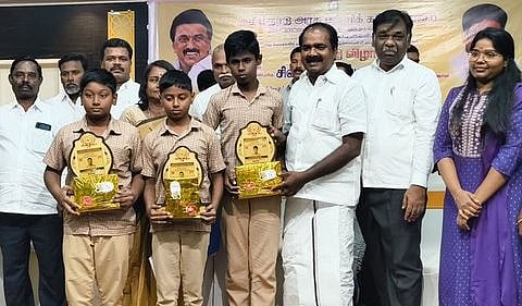 போட்டியில் வென்ற மாணவா்களைப் பாராட்டிய அமைச்சா் சிவ.வீ. மெய்யநாதன்