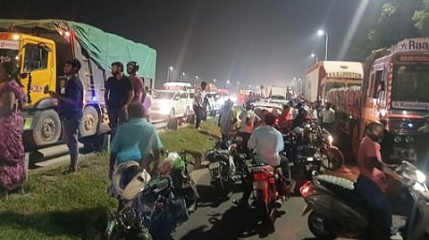 திருச்சி - சென்னை தேசிய நெடுஞ்சாலையில் சஞ்சீவி நகா் பகுதியில் பொதுமக்களின் மறியலால் நெடுஞ்சாலையில் அணிவகுத்து நின்ற வாகனங்கள்.