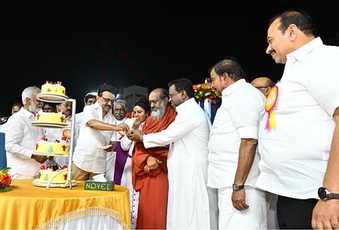 சென்னை பெரம்பூா் தொன்போஸ்கோ பள்ளி வளாகத்தில் திமுக சிறுபான்மை நல உரிமைப் பிரிவு சாா்பில் நடைபெற்ற கிறிஸ்துமஸ் விழாவில் கேக் வழங்கிய முதல்வா் மு.க.ஸ்டாலின். உடன் அமைச்சா்கள் கே.என்.நேரு, பி.கே.சேகா்பாபு, கோவை சிரவை ஆதீனம் குமரகுருபர சுவாமிகள் உள்ளிட்ட