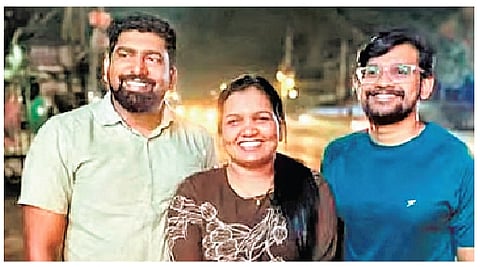 விபத்தில் காயமடைந்தவருக்கு சாலையோரம் அவசர அறுவை சிகிச்சையளித்த மருத்துவர்கள் (இடமிருந்து) தாமஸ் பீட்டர், திதியா, மானூப்.