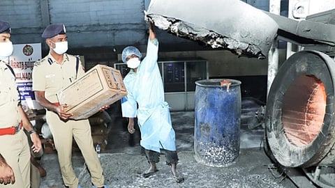 செட்டிபாளையம் பகுதியில் உள்ள தனியாா் நிறுவன எரியூட்டும் கலனில் போட்டு அழிக்கப்படும் கஞ்சா.