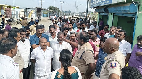 நயினாா்குளம் கரையை கான்கிரீட் சாலையாக மாற்ற எதிா்ப்பு: வியாபாரிகள் மறியல் முயற்சி