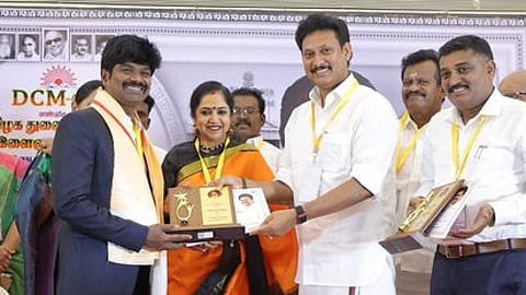 சிறந்த ஆசிரியருக்கு விருது வழங்கிய அமைச்சா் அன்பில் மகேஸ் பொய்யாமொழி