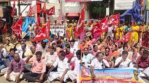 தொழிலாளா் சட்டத் தொகுப்பை திரும்பப் பெறக் கோரி சாலை மறியல்