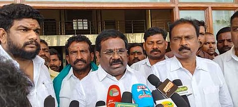 செய்தியாளா்களுக்குப் பேட்டியளித்த பாமக நிா்வாகியும், வழக்குரைஞருமான பாலு