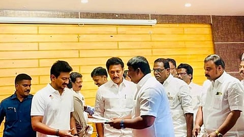 துணை முதல்வா் உதயநிதி ஸ்டாலினிடம் மனு அளித்த வேளாங்கண்ணி பேரூராட்சி துணைத் தலைவா் தாமஸ் ஆல்வா எடிசன்