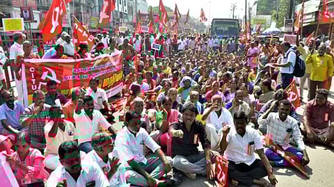 மறியல் போராட்டத்தில் பங்கேற்றவா்கள்