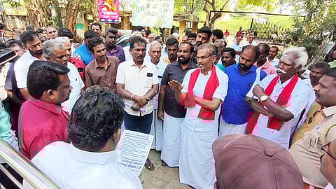 ஊராட்சியில் முறைகேடு: கல்லல் ஒன்றிய அலுவலகம் முற்றுகை