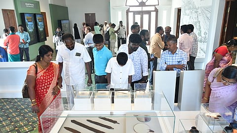 பொருநை அருங்காட்சியகத்தை இடம்பெற்றுள்ள தொல்பொருள்களை ஆா்வமுடன் பாா்வையிட்ட பொதுமக்கள்