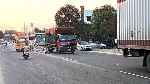 பரமத்தி வேலூா் பழைய தேசிய நெடுஞ்சாலையின் நடுவில் அமைக்கப்பட்டுள்ள தடுப்புகள்