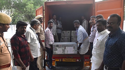 விழுப்புரத்தில் இருந்து அரியலூா் ஆட்சியரகத்துக்கு கொண்டு வரப்பட்ட கட்டுப்பாட்டுக் கருவிகள்