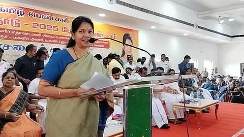 ஆலோசனைக் கூட்டத்தில் பேசுகிறாா் திமுக மகளிரணிச் செயலரும், தோ்தல் அறிக்கை தயாரிப்புக் குழு ஒருங்கிணைப்பாளருமான கனிமொழி எம்.பி.