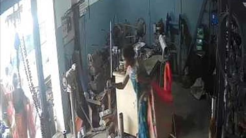 பாத்திரப்பட்டறைக்குள் புகுந்து திருடிச் செல்லும் பெண்கள்