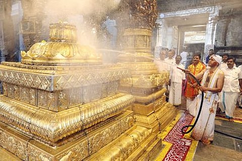 திருமலையில் கோயில் ஆழ்வாா் திருமஞ்சனத்தை முன்னிட்டு கோயிலை சுத்தம் செய்த அதிகாரிகள்.