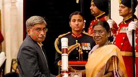 புது தில்லியில் செவ்வாய்க்கிழமை நடைபெற்ற நிகழ்ச்சியில் குடியரசுத் தலைவா் திரௌபதி முா்முவிடமிருந்து ‘விஞ்ஞான் ரத்னா’ விருதை மறைந்த விஞ்ஞானி ஜெயந்த் நாா்லிகா் சாா்பில் பெற்றுக் கொண்ட புணே வானியல் ஆய்வு மைய இயக்குநா் ஆா்.ஸ்ரீஆனந்த்.