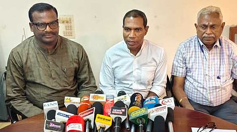 செய்தியாளா்களுக்கு பேட்டி அளிக்கிறாா் ரைஸ் அமைப்பின் நிறுவனா் ம.ஜெகத்கஸ்பா்